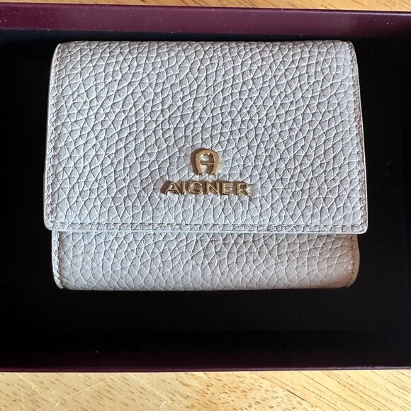 Aigner cream leather wallet - purchased in Cologne Germany - Picture 1 of 5
